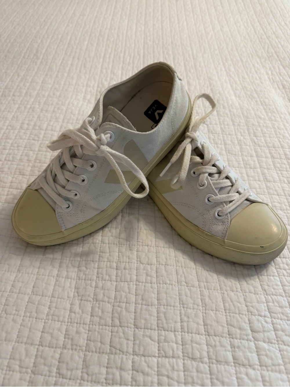 Veja White and Cream Low-Top Sneakers - Women's